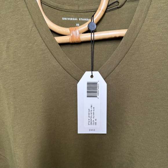 NWT UNIVERSAL STANDARD SHORT SLEEVE SHIRT -XS petite fits size 10-12 - tshirt - Picture 3 of 3